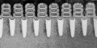 Et elektronmikroskop-bilde av 5 nanometer transistorer laget ved hjelp av silisiumbaserte nano-ark.