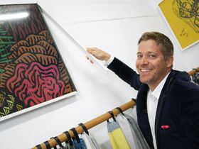 Norsk salgssjef for lyd og bilde i Samsung, Paal Anders Jansen, demonstrerer hvordan magnetrammen på The Frame kan byttes. Foto: Stian Sønsteng