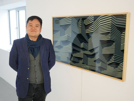 Wonki Kim er salgs- og markedsansvarlig i Samsung for The Frame i Europa, og hadde tatt turen til Henningsvær i forbindelse med den nordiske lanseringen. Foto: Stian Sønsteng.