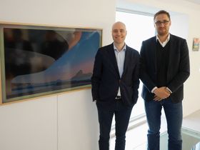 Thomas Hegerlund (t. v.) og Kristian Skogsrud er henholdsvis nordisk salgs- og innkjøpsdirektør i Elkjøp Nordic, og hadde tatt turen til Henningsvær sammen med kategoridirektør Andreas Westgaard, som ikke var tilgjengelig da bildet ble tatt. Foto: Stian Sønsteng.