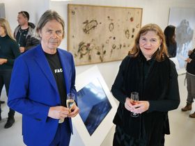 Ekteparet Rolf og Venke Hoff driver galleriet KaviarFactory i Henningsvær på femte året, der The Frame ble lansert den 31. mai. I bakgrunnen Samsung-TVen Rolf Hoff har bygd inn, for visning av kunst. Foto: Stian Sønsteng.