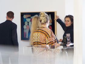 Et lite merke på siden av rammen skal være det eneste som avslører at The Frame er et Samsung-produkt. Til høyre blogger og stylist Linda Elmin. Foto: Samsung.