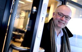 Are Slettan har vært journalist og redaktør i finanspressen, før han for noen år siden meldte overgang til byråbransjen. Nå er han «managing partner» for Corporate Communications AS.