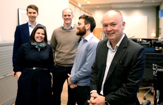 Noen av de 16 ansatte i Corporate Communications, fra venstre: Rådgiver Stål Garberg, rådgiver Kaia Tetlie, rådgiver Mats Ekvtedt, partner Ben Holan og managing partner Are Slettan.