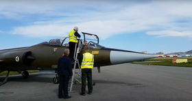 I COCKPIT: Eskil Amdal har tatt plass i cockpit og er klar for å fly Starfighter for andre gang.
