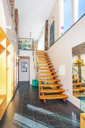 ENTRÉ: Den solide trappen gir et majestetisk og delikat forsteinntrykk.