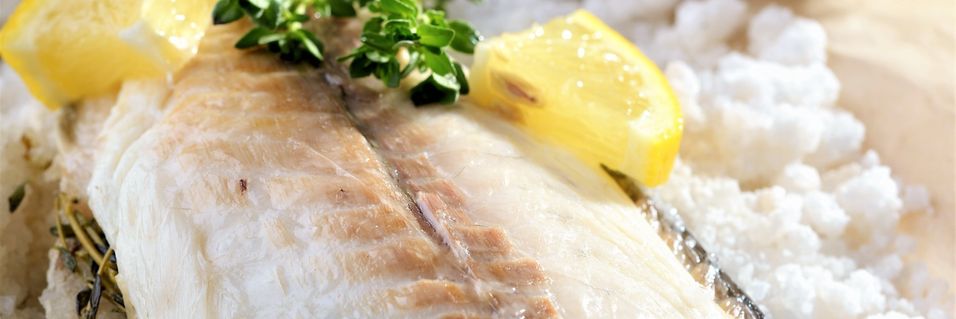 Gjør som i Frankrike, bak fisken med salt. Det smaker himmelsk