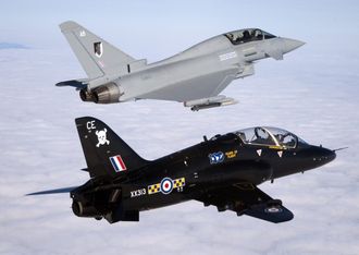 RAF kommer til Sola med to Eurofigher Typhoon (øverst) og to BAE Hawk.
