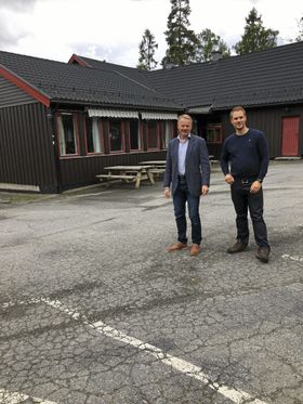 MÅ TA ET VALG: Geir Hokholt (55) og Mikael Bergqvist (32) i Oppegård Vel sier tiden er i ferd med å løpe ut for Grendehuset på Oppegård. – Tas det ikke et valg nå, vil huset uansett ikke «overleve» på sikt, sier de to.