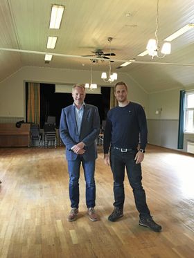 MÅ TA ET VALG: Geir Hokholt (55) og Mikael Bergqvist (32) i Oppegård Vel sier tiden er i ferd med å løpe ut for Grendehuset på Oppegård. – Tas det ikke et valg nå, vil huset uansett ikke «overleve» på sikt, sier de to.