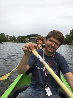 PADLE I VEI: Vi ble med ut på den første prøveturen av BUAS nye utleiekano. Her ser du bibliotekar Hilde Sjølset og bibliotekar Hans Martin Enger i full flyt. PS! Sjekk oavis.no for å bli med på kanotur!