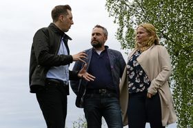 KJEMPER: SV-politiker Nicholas Wilkinson (f.v) og FAU-representantene Paal Sjøvall og Caroline Monstad Høgsnes tar kampen om beredskapssenteret til Stortinget, og håper folk skjønner konsekvensene støyen får for barna.