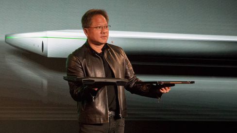 Nvidia-sjef Jensen Huang annonserte GeForce GTX Max-Q under selskapets Computex-pressekonferanse. Her viser han hvor stor fysisk forskjell det er på en bærbar med og uten Max-Q-design.