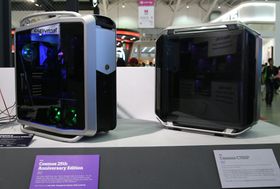 Cooler Master Cosmos 25th Anniversary Edition til høyre, Cosmos C700P til venstre.