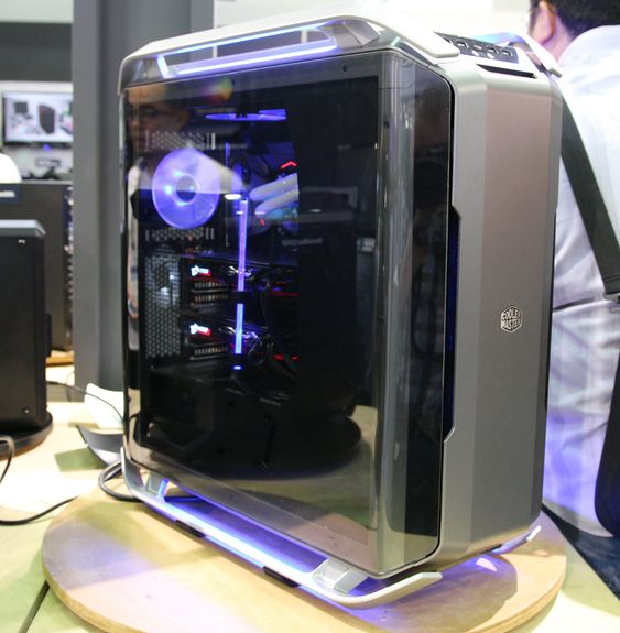 Cooler Master Cosmos C700P har, som det meste annet nå for tiden, RGB-belysning.