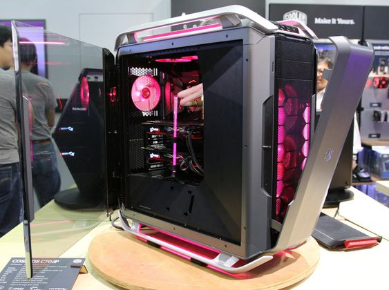 Cooler Master Cosmos C700P med åpen dør og fronten vippet ut.