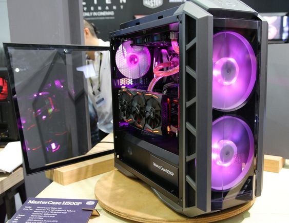Cooler Master MasterCase H500P har også plass til to 200 millimeter store vifter i toppen.