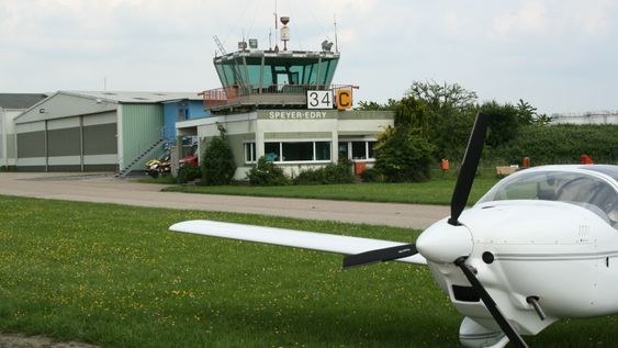 UNNGÅ TOLLTØYS: Hold Tolldirektoratet oppdatert dersom du blir forsinket på vei ut eller inn av Norge, og ikke glem at land som Tyskland påbyr bruk av flyplass med internasjonal status dersom du ikke allerede har mellomlandet eller skal mellomlande i et EU-land. Her fra Speyer flyplass.