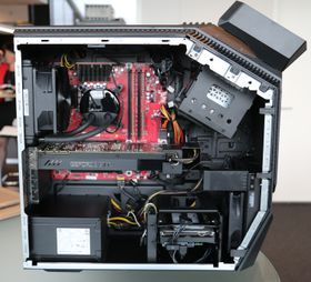 Kun standard komponenter er benyttet i Omen Desktop, som måler 44,2 x 19 x 42 cm. Her vises en modell med vannkjøling. Legg merke til inntil tre harddisk-spor i bunn, i tillegg til de to i toppen.