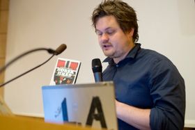Forfatter og journalist Lars Akerhaug - her på en konferanse om ekstremisme.