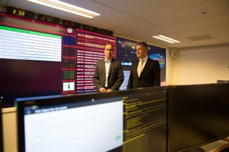 Justisministeren fikk også en omvisning i NorCERT-sentralen. Som vanlig ble innholdet på skjermene deres sladdet.