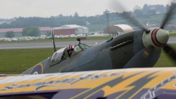 Eskil Amdal er glad i fly som begynner på "S", og for tiden flyr han blandt annet Spitfire, Starfighter og Strike Fighter.