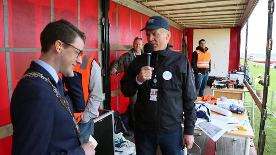 Ordfører Ole Ueland i Sola kommune og konsernsjef Dag Falk-Petersen i Avinor åpner flystevnet lørdag formiddag.