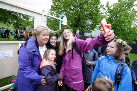 Statsminister Erna Solberg (H) har også tidligere besøkt Miniøya. Her fra 2015.