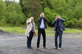 AKSJONERER: Tre av dem som har utbasunert om bekymringer rundt beredsskapssenteret, er FAU-representantene ved Tårnåsen skole, Caroline Monstad og Paal Sjøvall Her er de fotografert sammen med SV-politiker Niholas Wilkinson, som har planer om å ta støydebatten til Stortinget.
