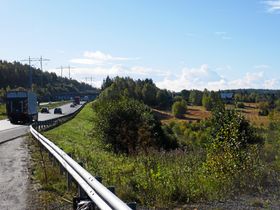 SETT FRA MOTORVEIEN: Taraldrud, her sett fra E6, blir lokasjonen for politiets mnye beredsskapsenter. Senteret skal bygges på jordene sett til høyre i bildet.