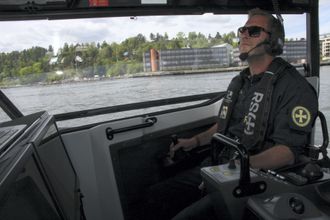 Knut Hveding ved roret i RS 161 Einar Staff Sr.