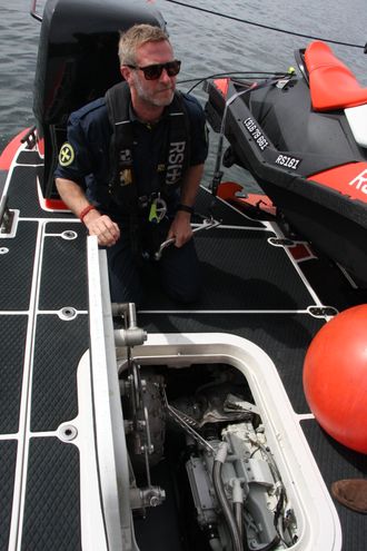 Kaptein Knut Hveding viser en av de to FPT-motorene på 570 HK.