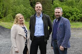 ENGASJERT: Sv politiker Nicholas Wilkinson, her fotografert sammen med FAU- representantene Caroline Monstad og Paal Sjøvall, er svært opptatt av støybekymringene rundt Taraldrud.