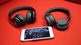 JBL Everest 300 lar deg koble direkte til et annet bluetooth-hodesett via en knapp på siden - uten app.