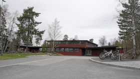 TIL SALGS: Hellerasten skole står på listen over kommunale bygg som ønskes solgt.