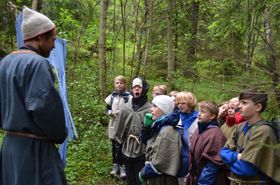 VIKINGFEST: Barna storkoste seg i skogen som ekte vikinger.