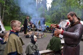 VIKINGFEST: Barna storkoste seg i skogen som ekte vikinger.