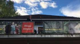 GA LYD-DEMONSTRASJON: Helge Marstrander i FAU ved Tårnåsen skole ønsket å vise hvordan FAU mener det kommer til å bli i områdene rundt det planlagte beredskapssenteret.