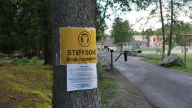 STØYKAMPANJE: Disse plakatenes budskap levner ingen tvil om hvor alvorlig folk ser på støybekymringene. Disse henger overalt i kommunen.