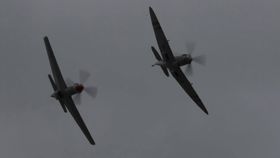 OPPVISNING: På Sola Airshow fløy Eskil Amdal P-51 Mustang og Spitfire RAB. Her blir han jaget rundt på Sola av Lars Ness. De to byttet litt på rollene.