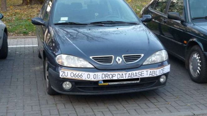 Bil med skiltnummer som potensielt kan utløse et SQL-injiseringsangrep.