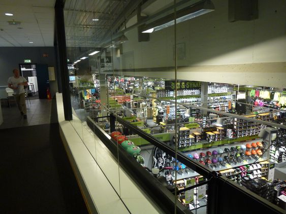 BUTIKÖVERSIKT på XXL:s huvudkvarter på Alnabru i Oslo är det satt upp en glasvägg som gör att alla som jobbar administrativt aldrig ska glömma vad det är som gör att företaget tjänar pengar. På våningen under dem ligger XXL:s