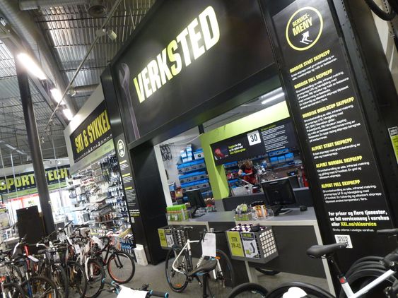 EN STYRKE: – En verkstad med kunskapsrika cykelrepratörer är något som nätet aldrig kan konkurrera ut de fysiska butikerna med. Men köp gärna cykeln på nätet, och använd vår verkstad när du behöver service säger Steenbuch.