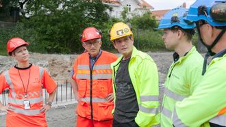 Nina Haugland, byggleder i Statens Vegvesen, Roar Gartner, prosjektleder i Statens Vegvesen, Gøran Lockert, prosjektleder i AF gruppen, Andreas Vermland, anleggsleder i Jetgrunn og Knut Erik Lier, daglig leder i Jetgrunn utenfor inngangen til den nye tunnelen i Porsgrunn.