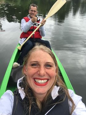 PALDLET: Oppegård Avis-journalist Veronica Grude Docker (i front) og Oppegård Avis-redaktør Anders Nordheim Dahl padlet og filmet turen.
