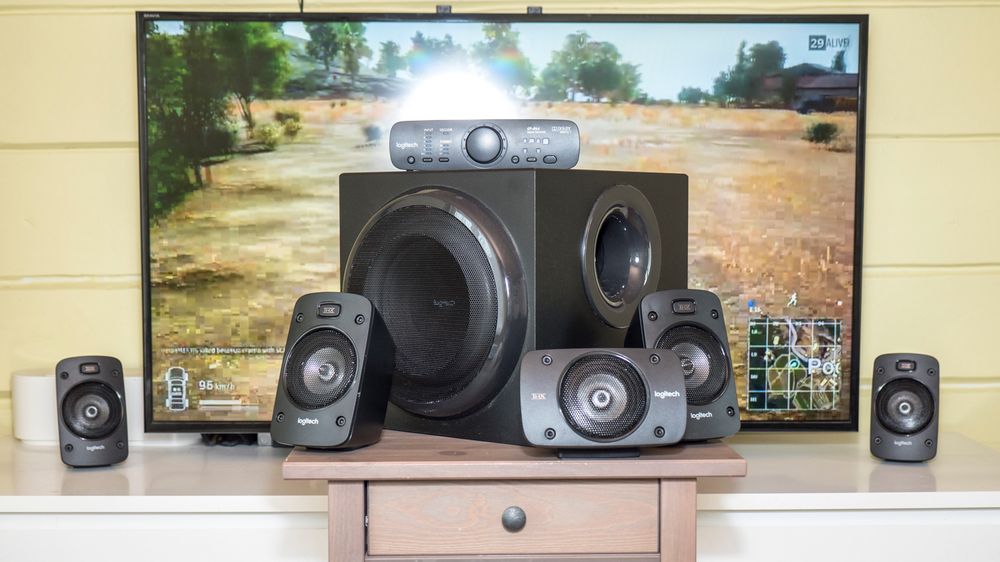 Etter litt leting fant vi frem til Logitech Z906 som den beste kandidaten for testen. (PS: Vi har ikke testet på TV-en, men på PC - det var bare lettere å få plass til alt foran TV-en når vi skulle ta bildet).