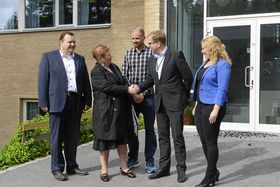 GOD STEMNING: Ordfører Thomas Sjøvold og stortingsrepresentant Sylvi Graham, her i samtaler med FAU-representantene Helge Marstrander og Caroline Monstad Høgsnes, ber om at myndighetene gjør alt de kan for å stoppe støyen som fryktes på Taraldrud.