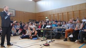 FÅ SVAR: Fagdirektør Terje Johnsen hadde få beroligende svar til de fremmøtte under folkemøtet på Tårnåsen.
