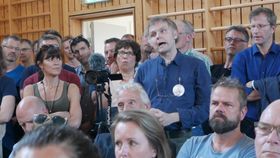 FRUSTRASJON: Ansiktsuttrykkene på de fremmøtte på møtet sier mye om reaksjonene på beredskapssenter-planene.