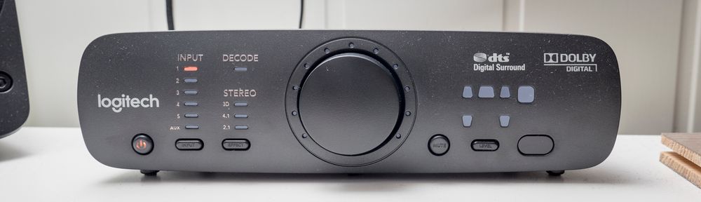 Vi liker kontrollenheten som kjapt lar oss veksle mellom lydkilder, sette på «3D-stereo» (en slags frekvensstyrt, virtuell surround), og enkelt justere volum på de ulike høyttalerne for seg.